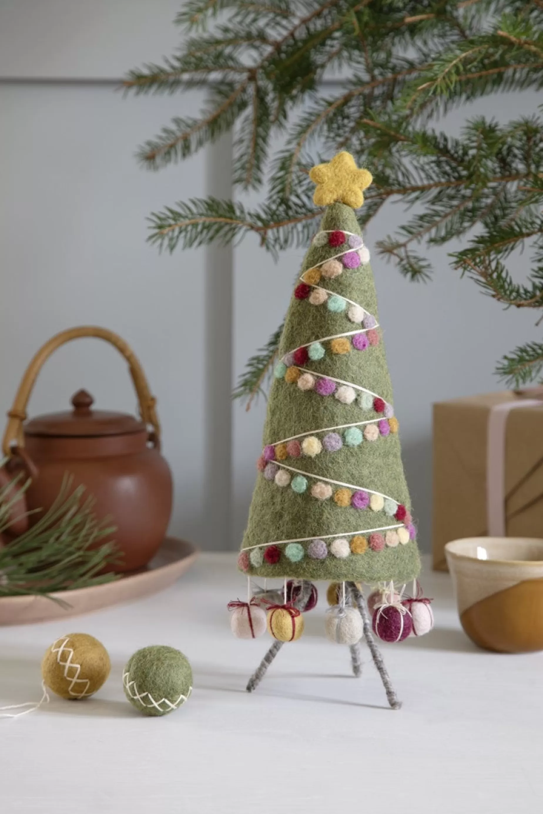En Gry & Sif Christmas Figurine - A Decorated Tree With Garlands - X Large | Felt Figurines