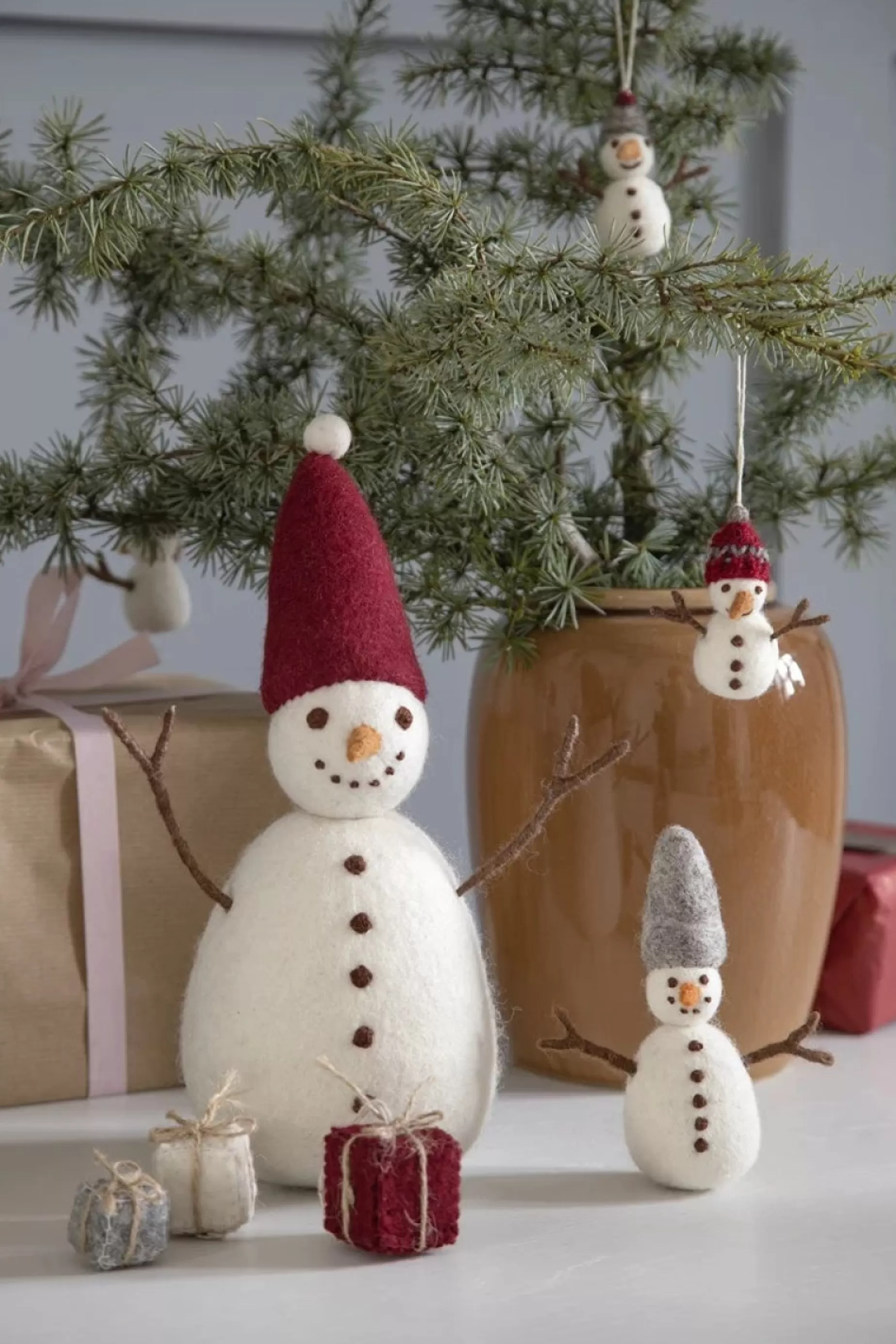 En Gry & Sif Christmas Figurine - Snowman (Red) - Large | Felt Figurines