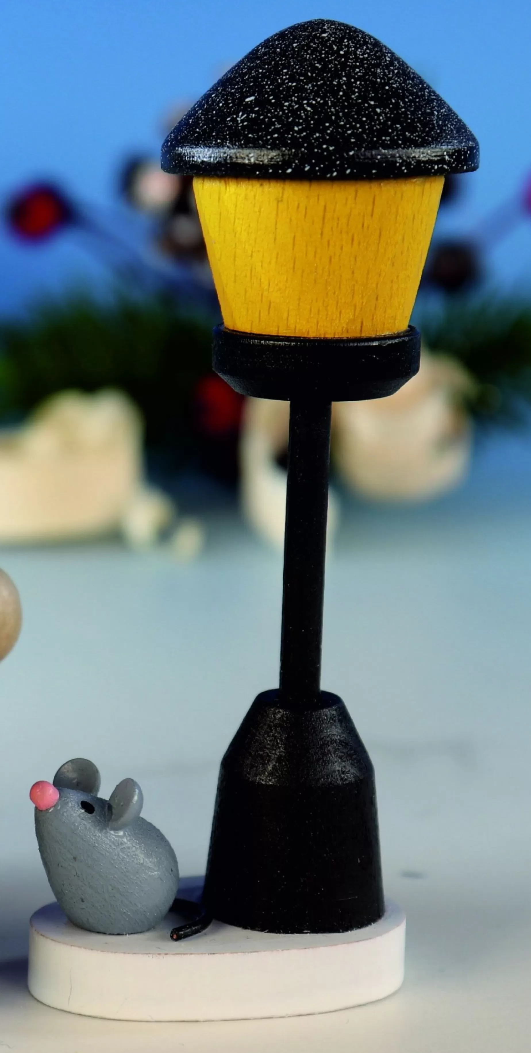 Paul Ullrich Weihnachtsmann Collectibles - Lamp Post With Tiny Mouse (Single) | Rudolph & Friends Collectibles