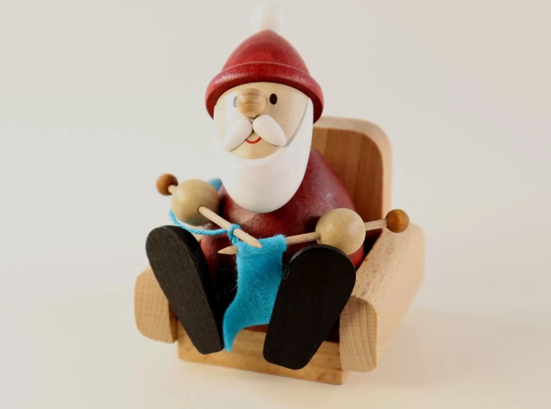 Paul Ullrich Weihnachtsmann Collectibles - Santa Knitting In Armchair | Rudolph & Friends Collectibles